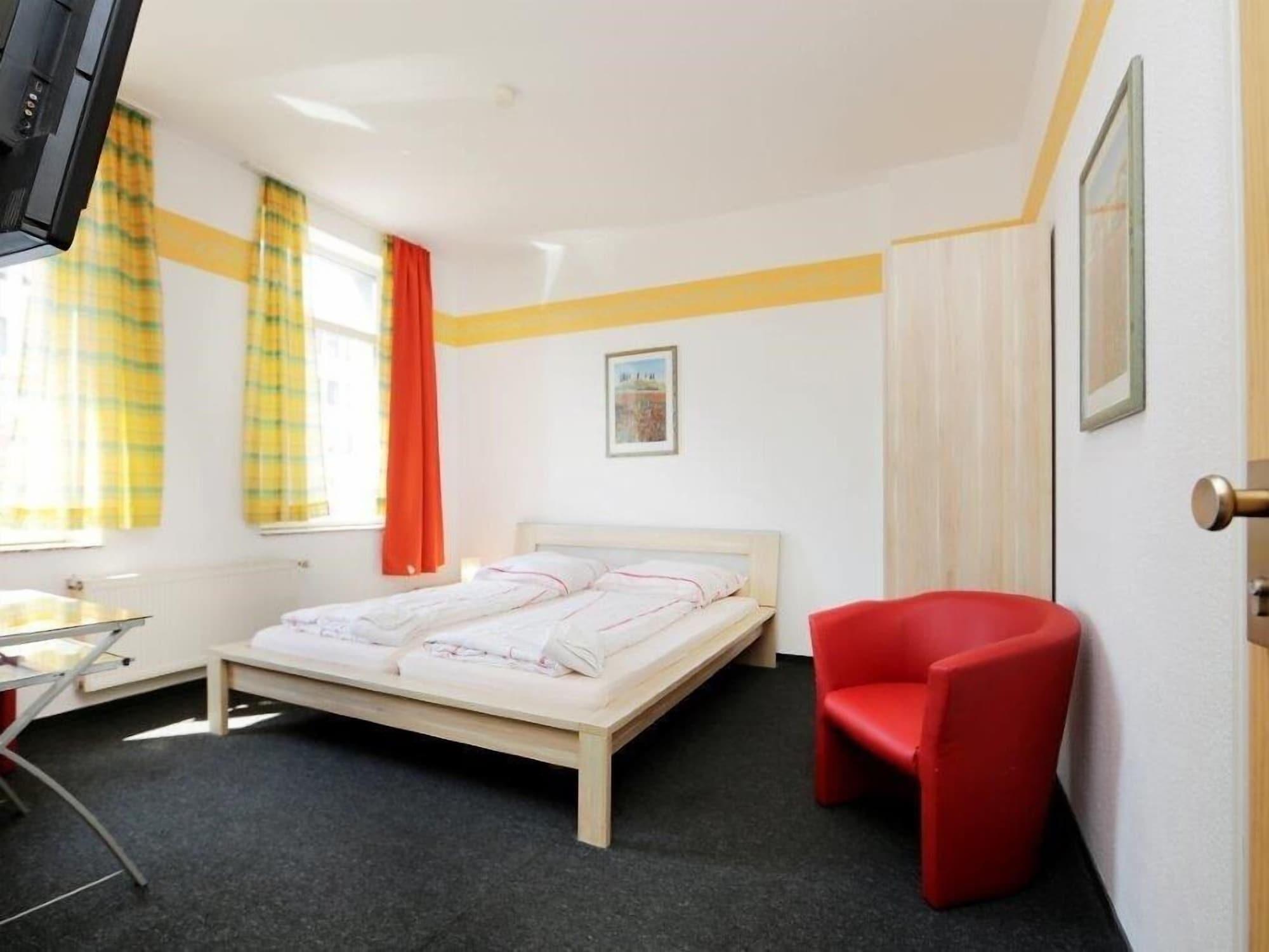 Hotel Goldener Hahn Duisburg Buitenkant foto