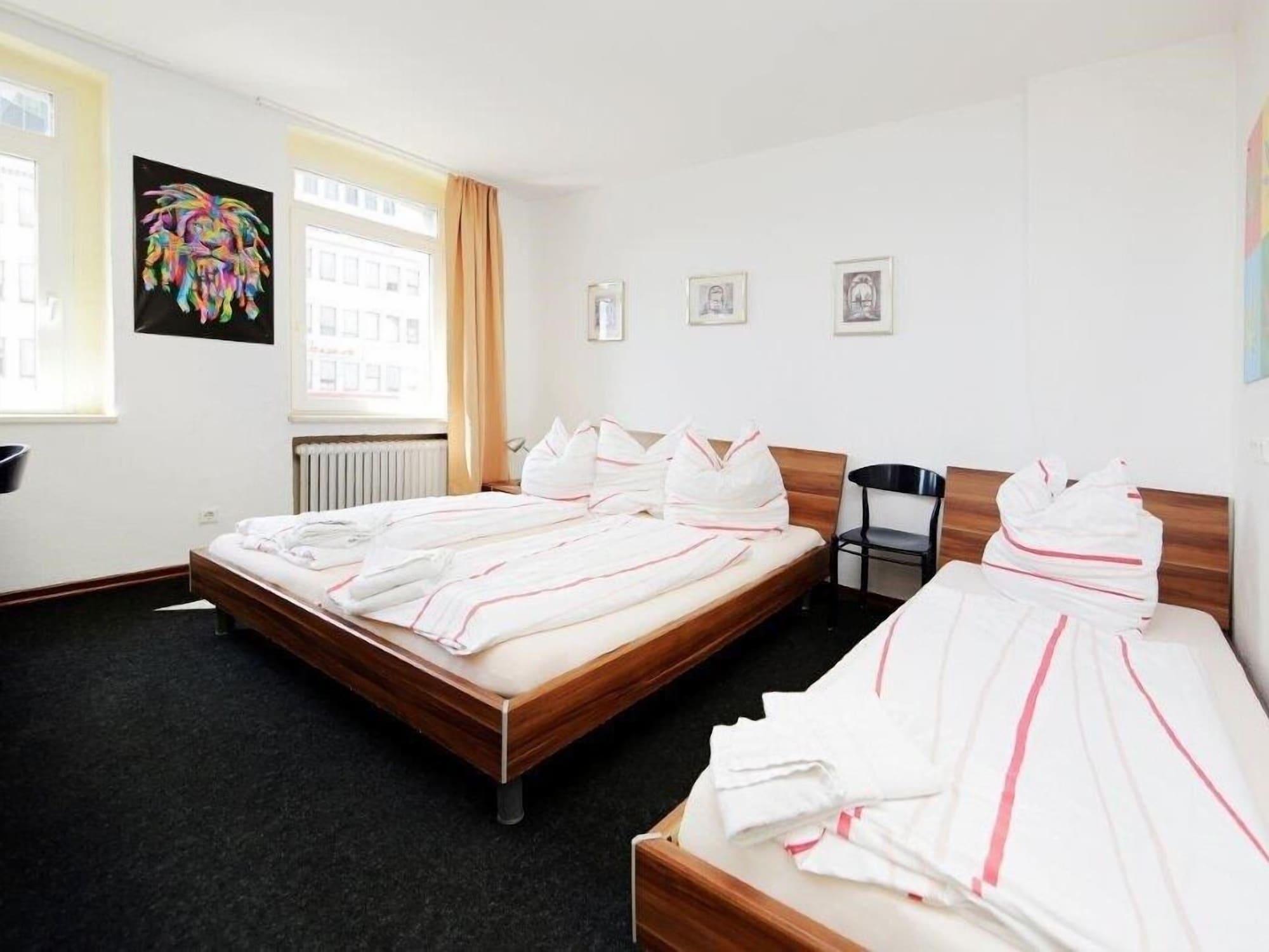 Hotel Goldener Hahn Duisburg Buitenkant foto